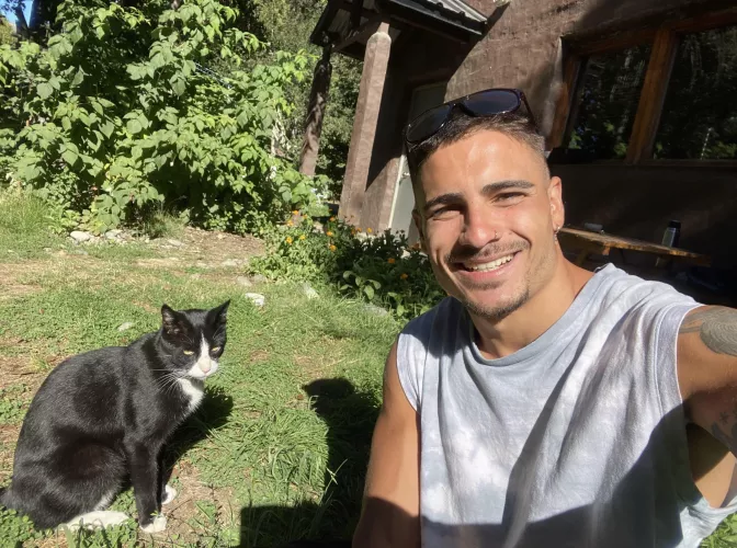 Heyyy broos, my cat just wants to say hi to you!