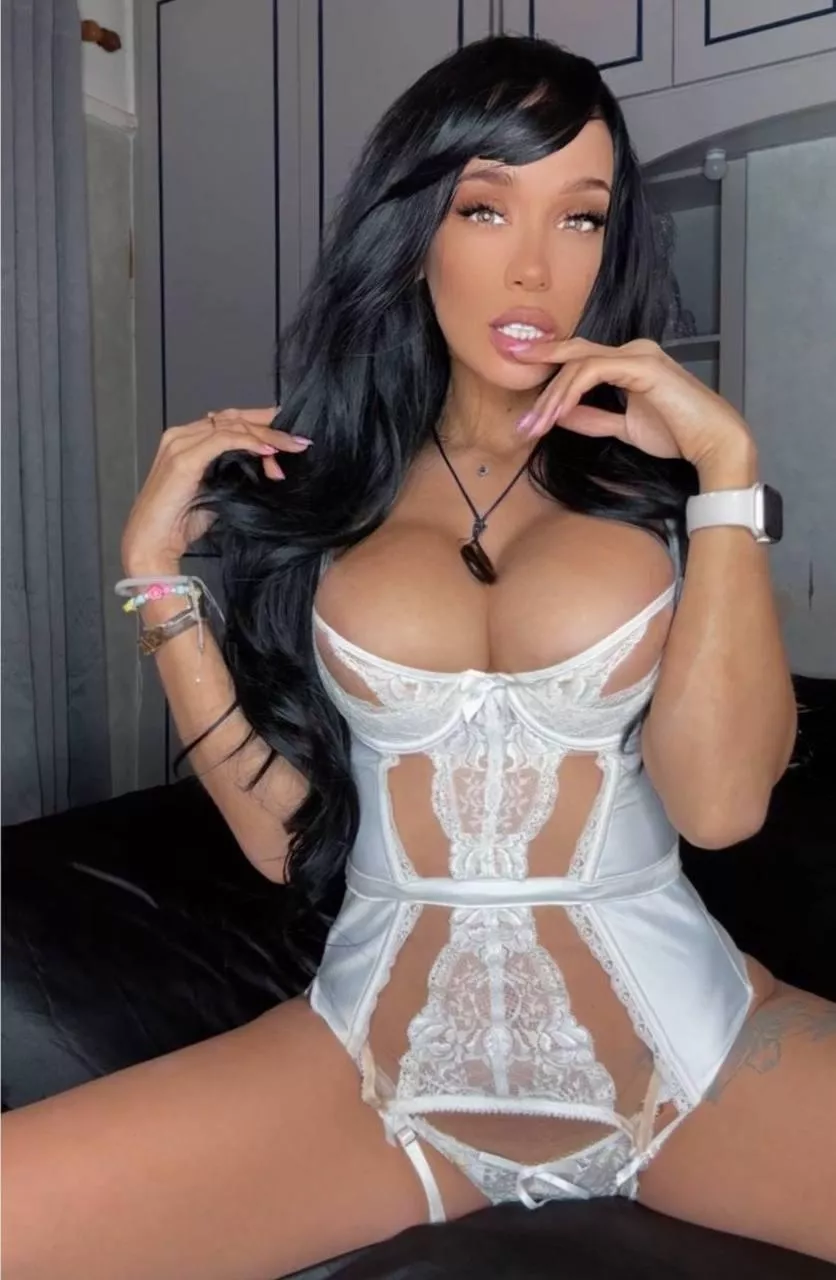 How good do you think the mistress looks?