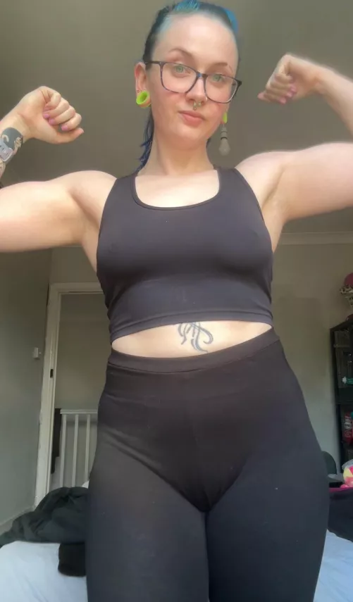 i dont know why my biceps look blurry but boom muscle flex kapow