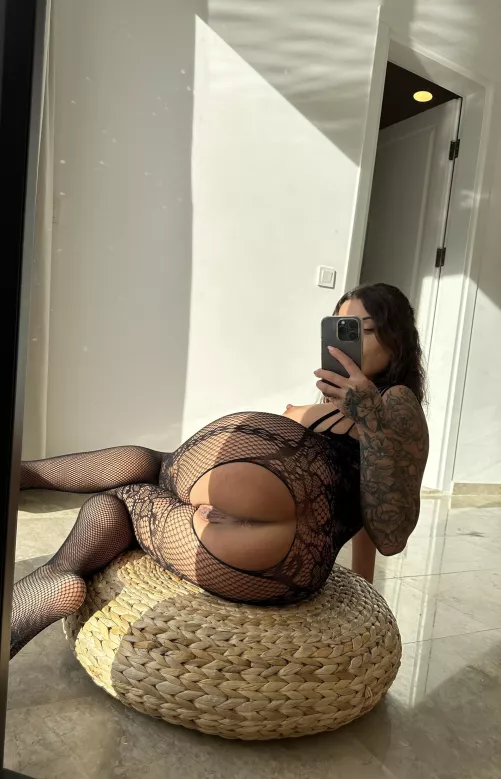 I'm treating you to a sneak peek of my underboob, enjoy