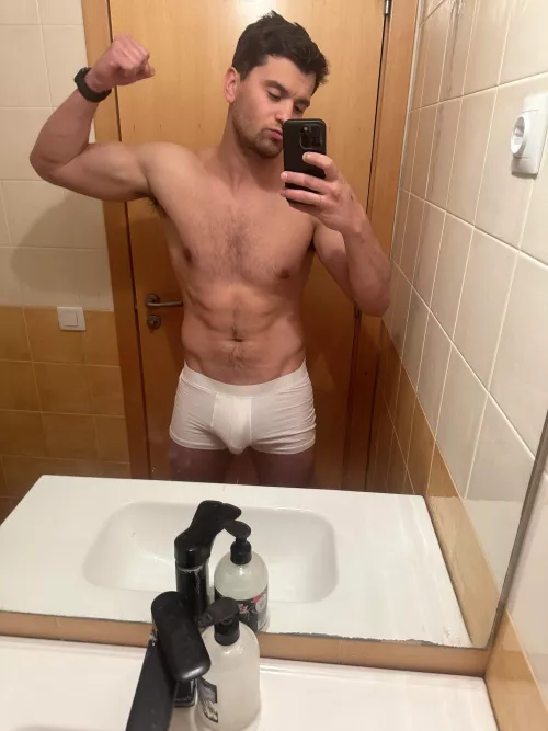 Is there a man who likes muscles?