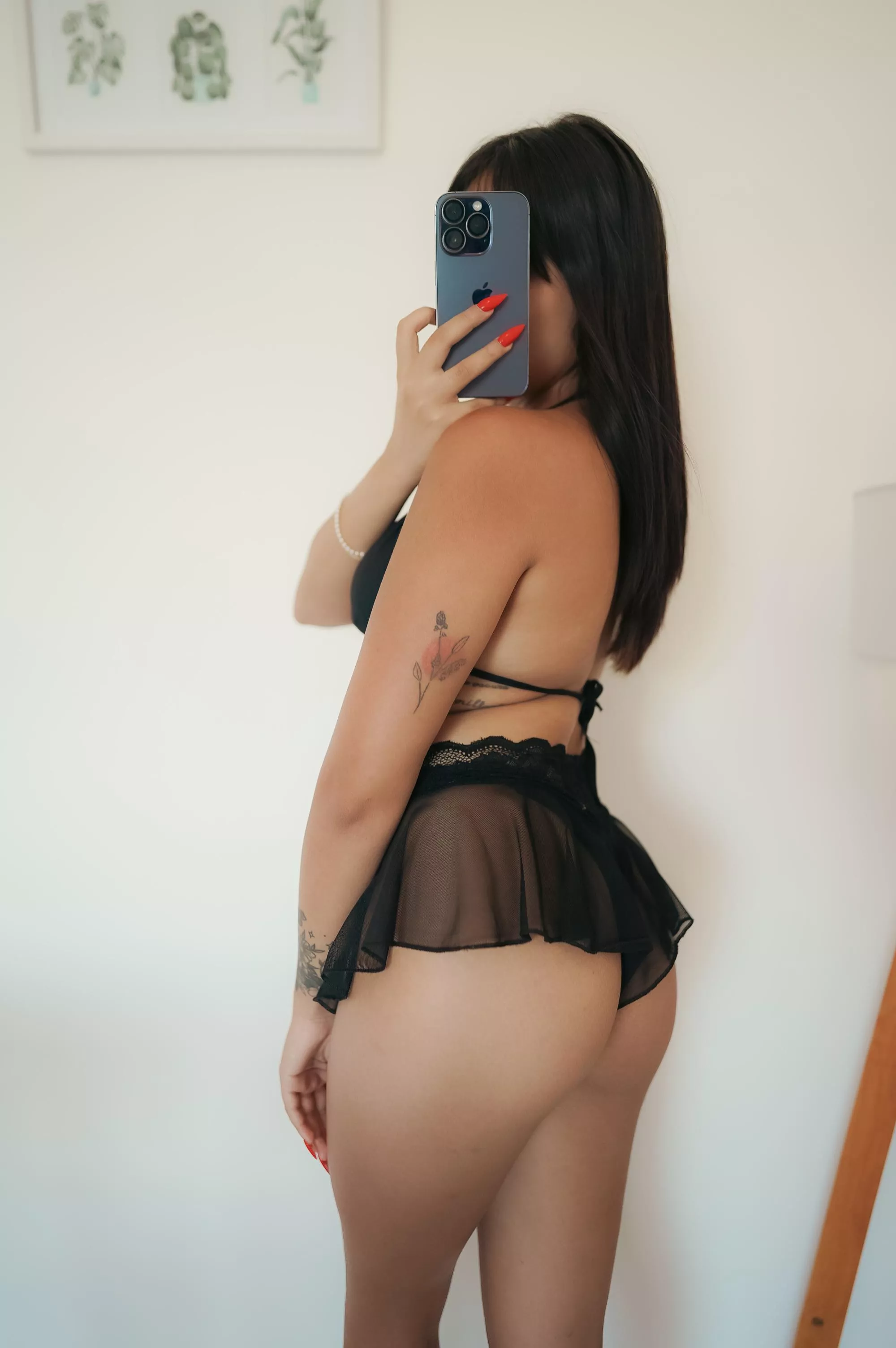 just a bored teen girl who likes mature guys ;)