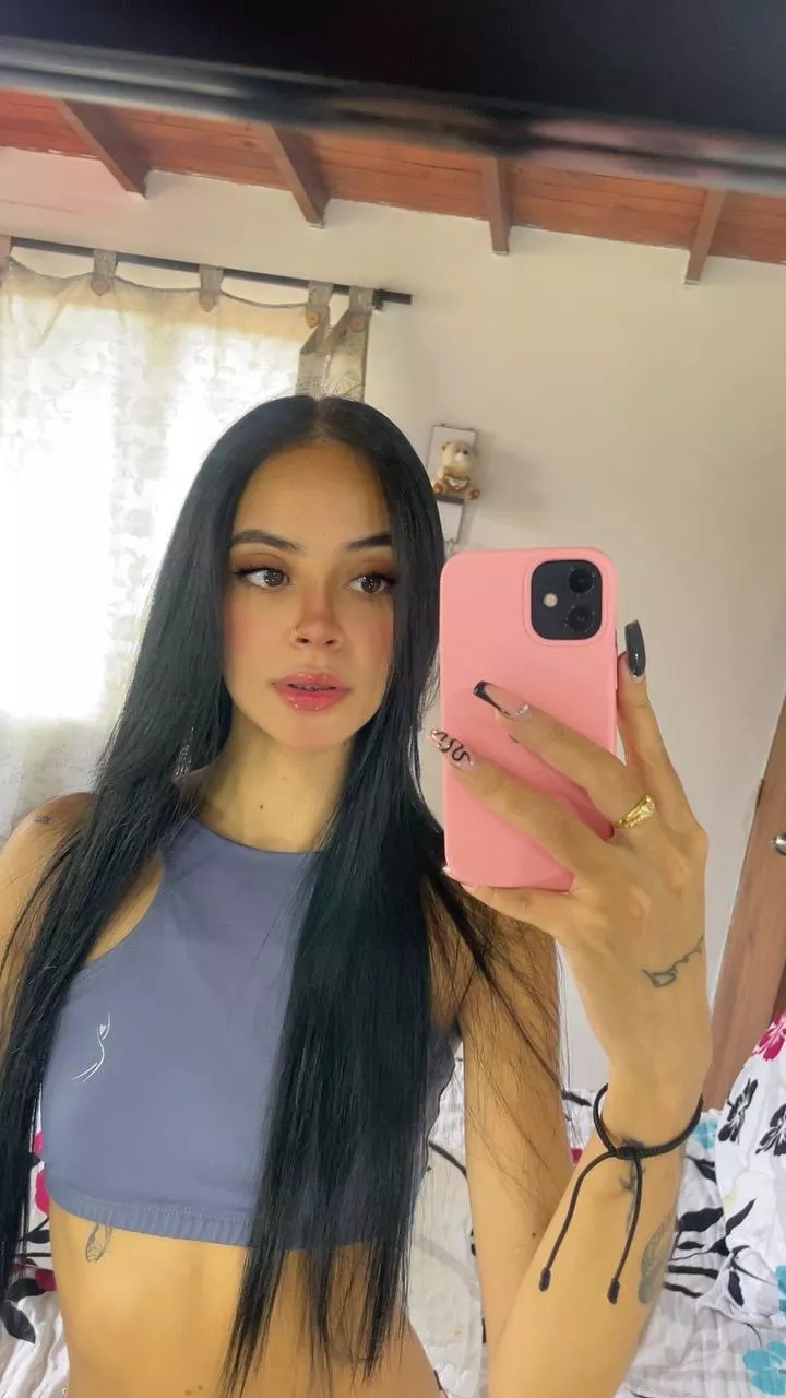 My Favourite Crop Top, Do i look cute in it?