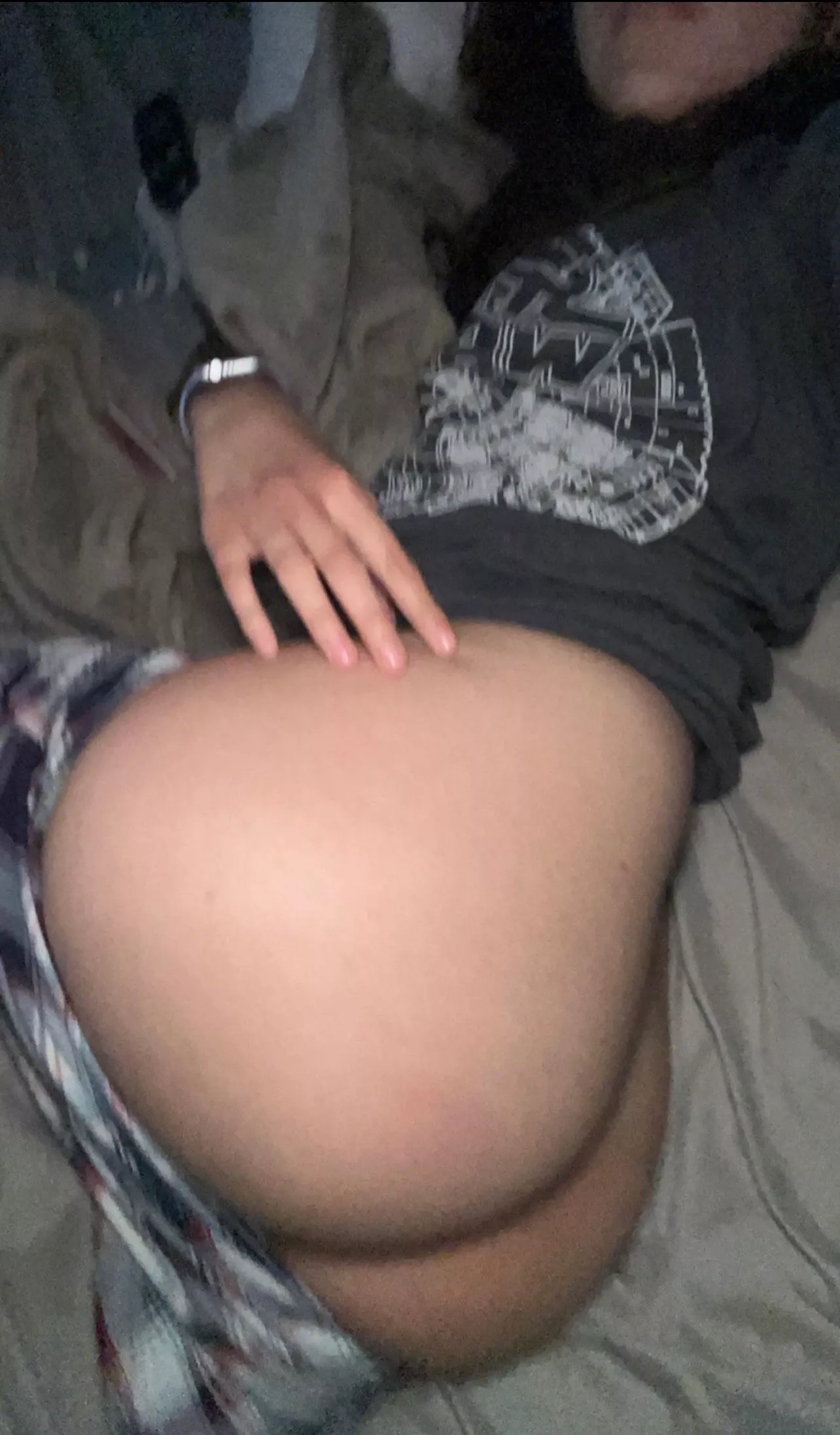 Please rate my 19 year old booty 