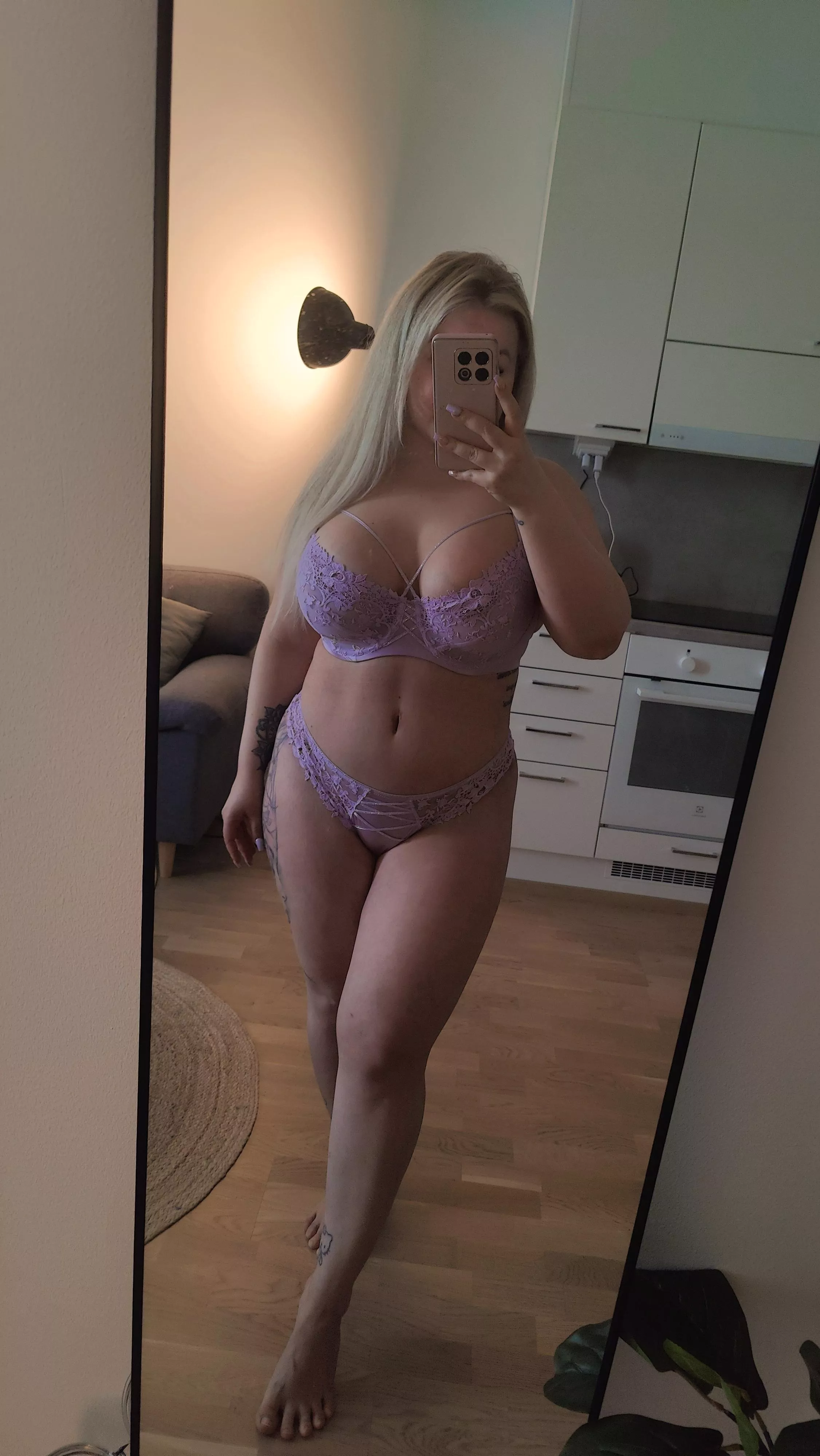 Say hi if curvy blondes are your type