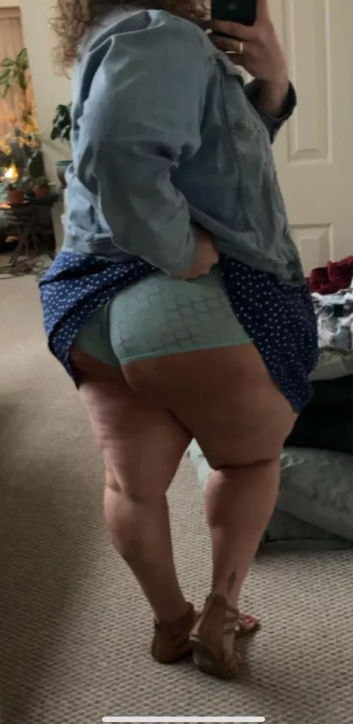 Suns out buns out. Ready for work☀️🍑🍑