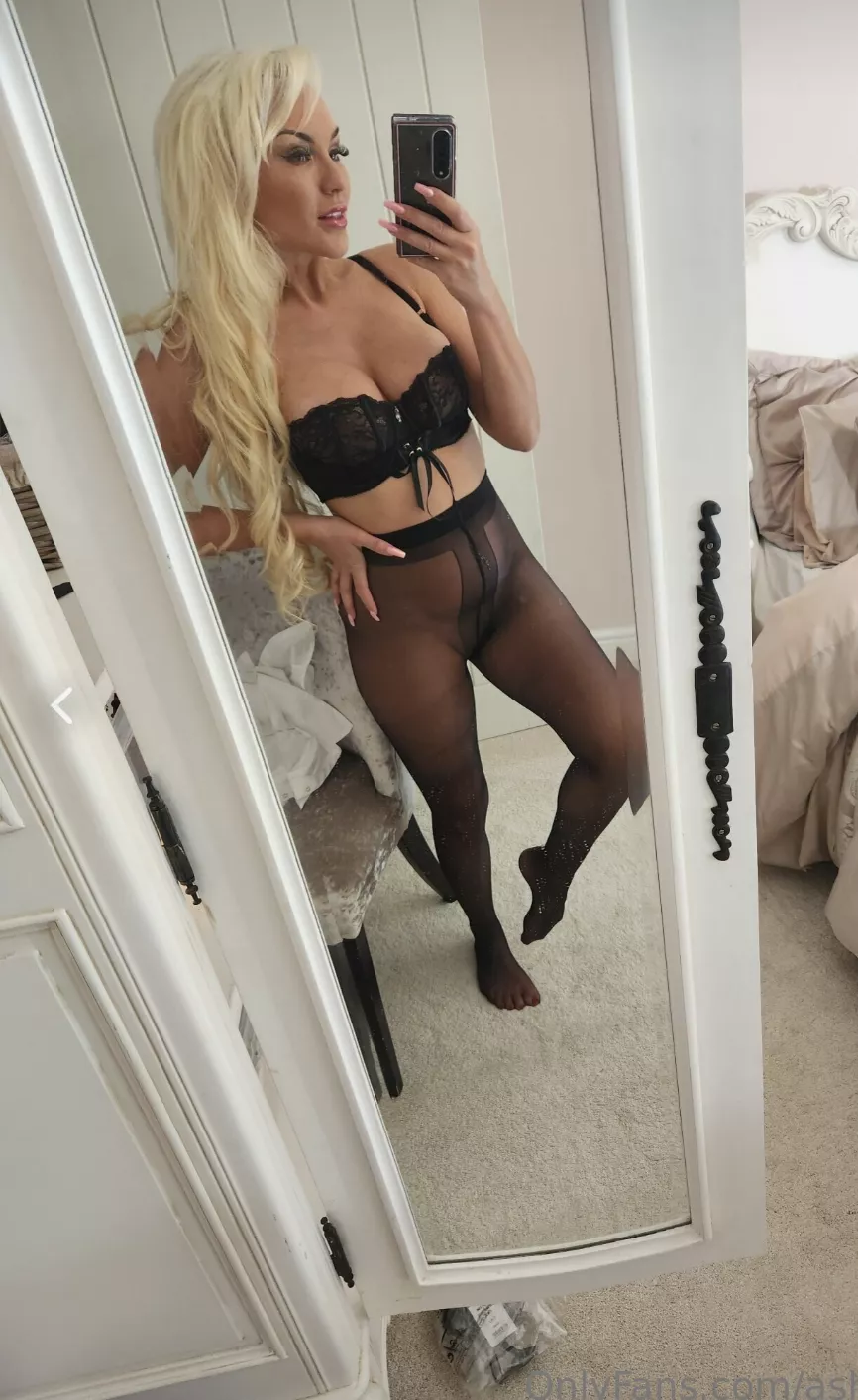 Tights and no panties is an unbeatable combination 