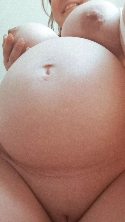 Who wants to watch me rub oil all over my milkers an belly? 