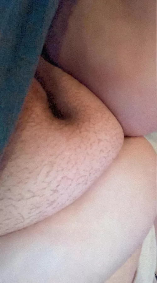Would you fuck my fat horny bald pussy right this second ??? 🥹 btw : I love creampies. !! 💦