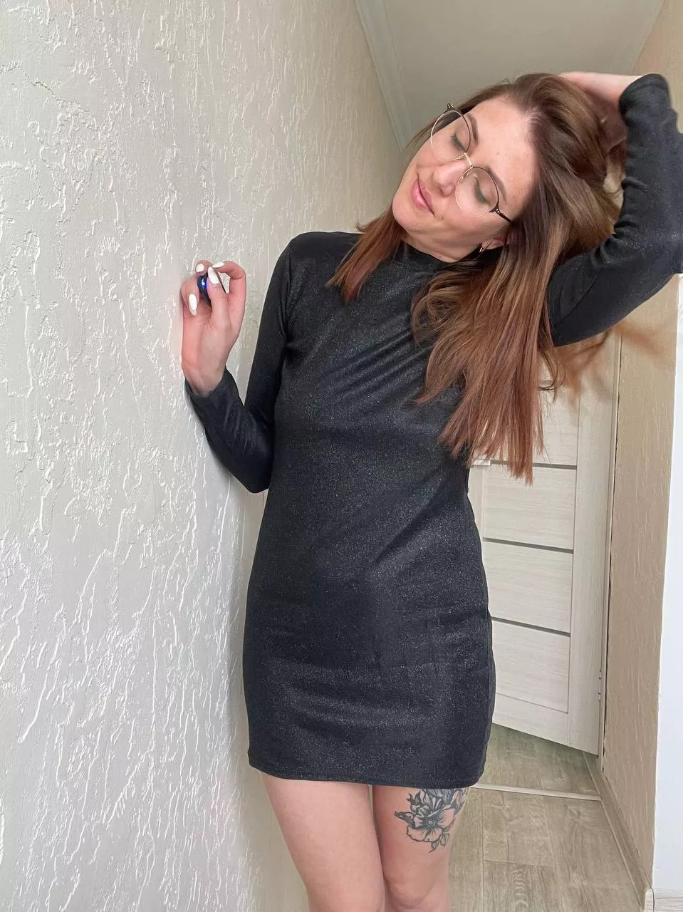 A dress in dark shades that cradles all organs through the waist, I love it🥰