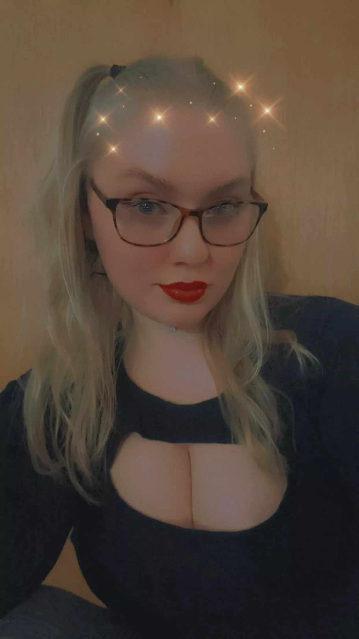 blonde with red lips 💋