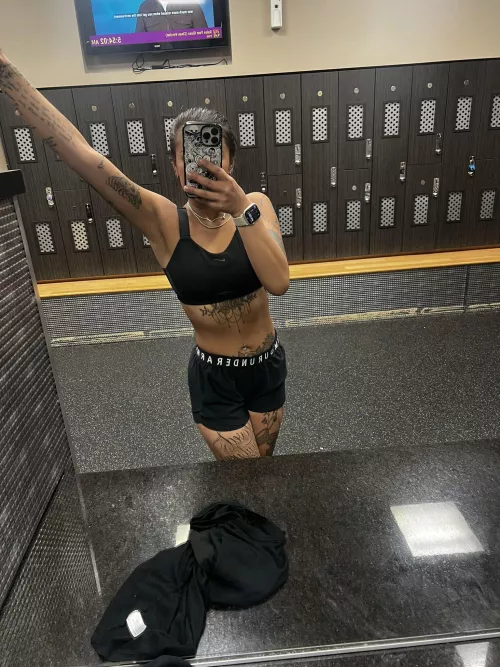 (F) Who likes my cute outfit?