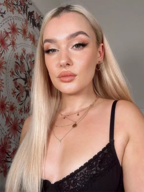 I want a Cuck to worship me on a demand