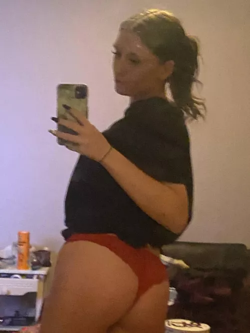 mandatory SEXY mirror selfie coming through 😳🥵🍑