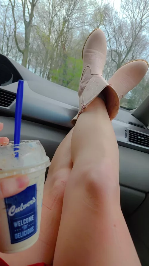 Middle of nowhere on a dirt road in these cute pink boots...what we doing? 