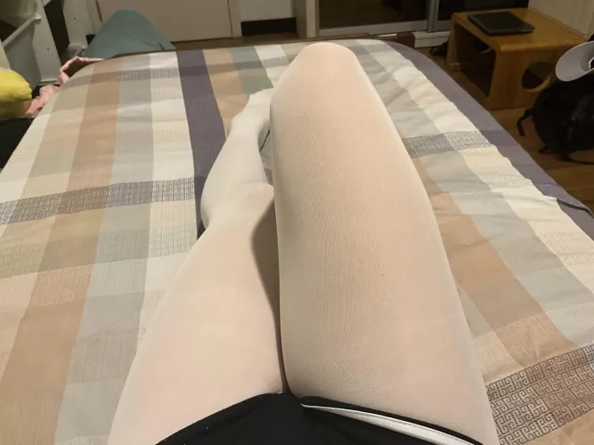 Nothing to see, just thighs :3