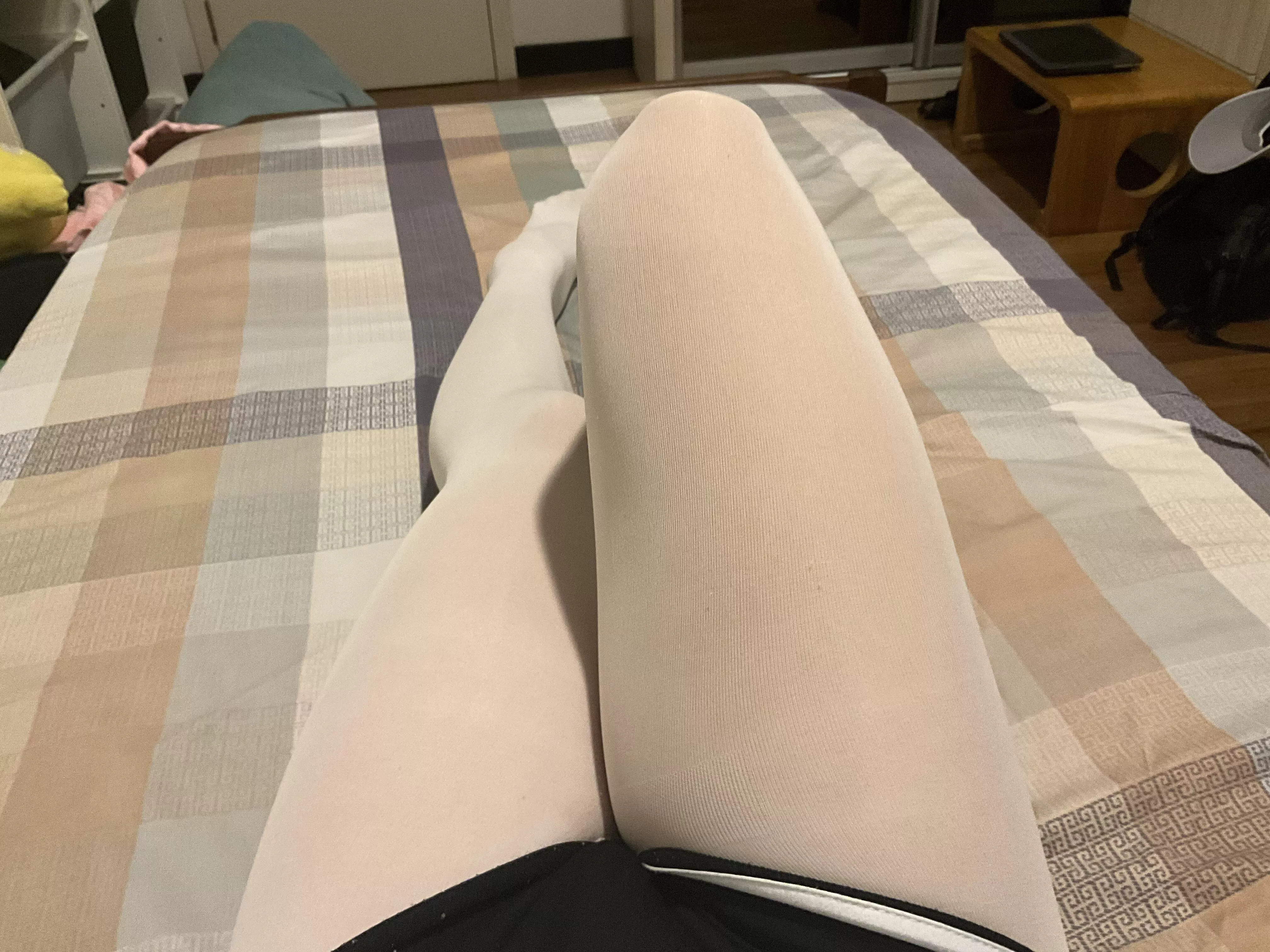 Nothing to see, just thighs :3