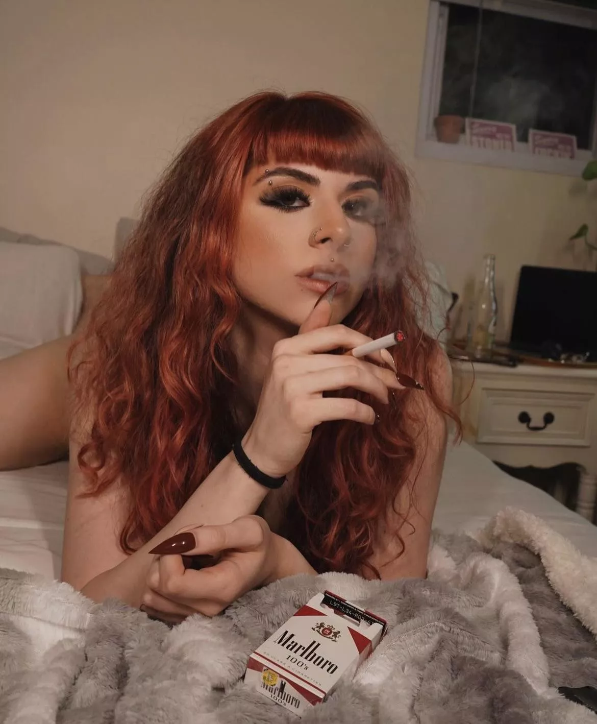 Smoke with me 🖤🚬