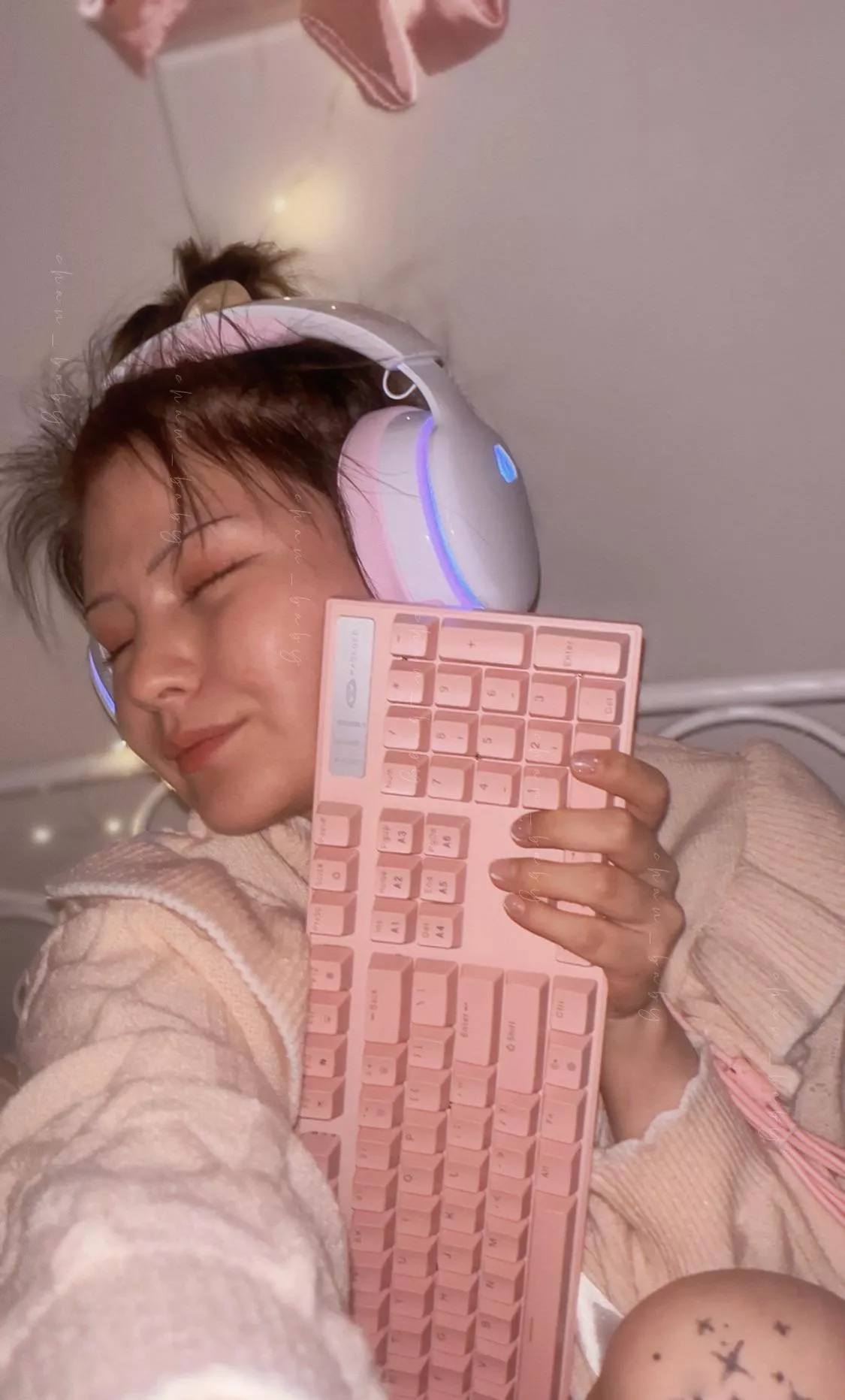 this headset is so cute, it makes me feel small ♡