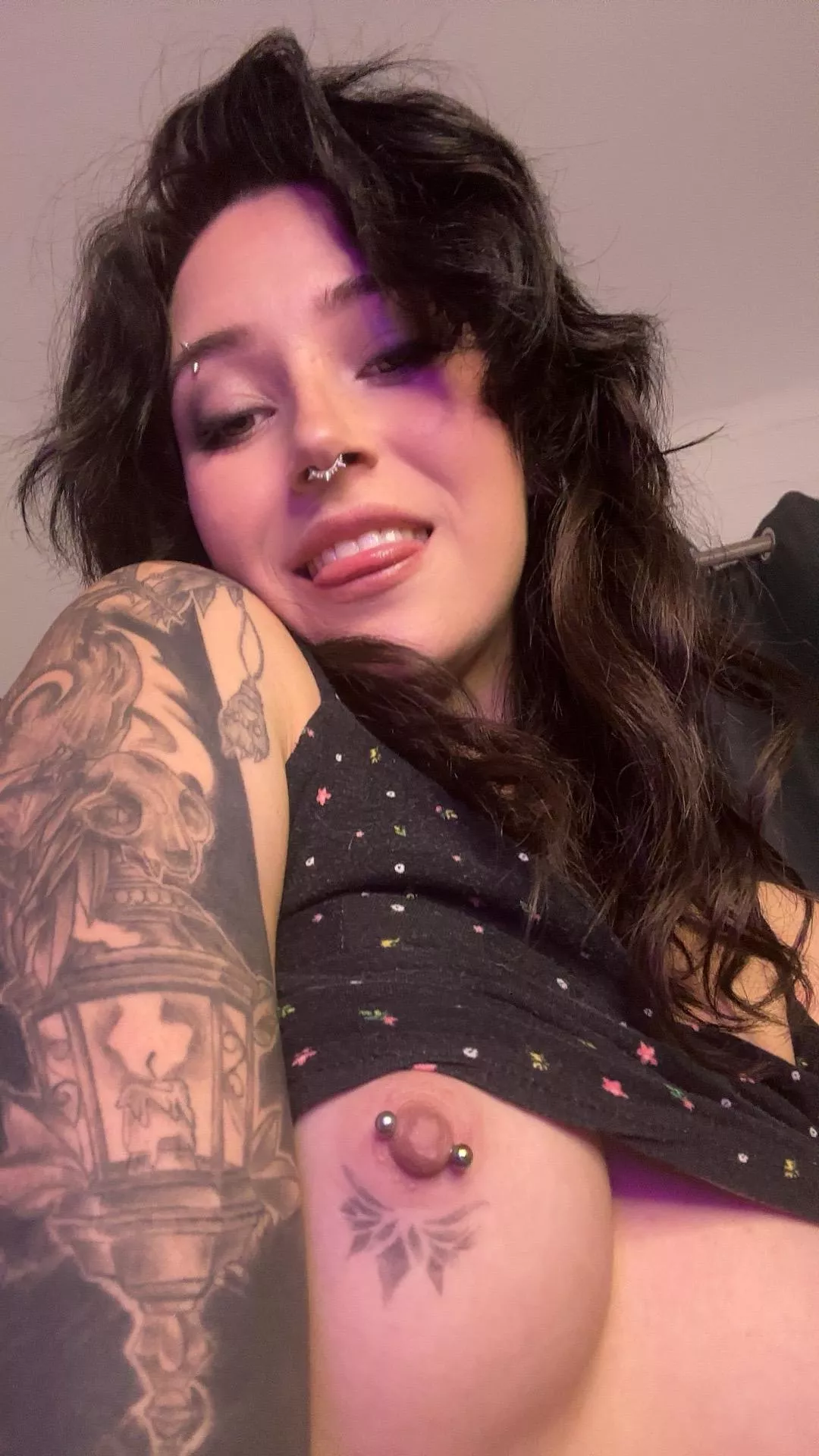 What do you call goth girls who send nudes before the first date