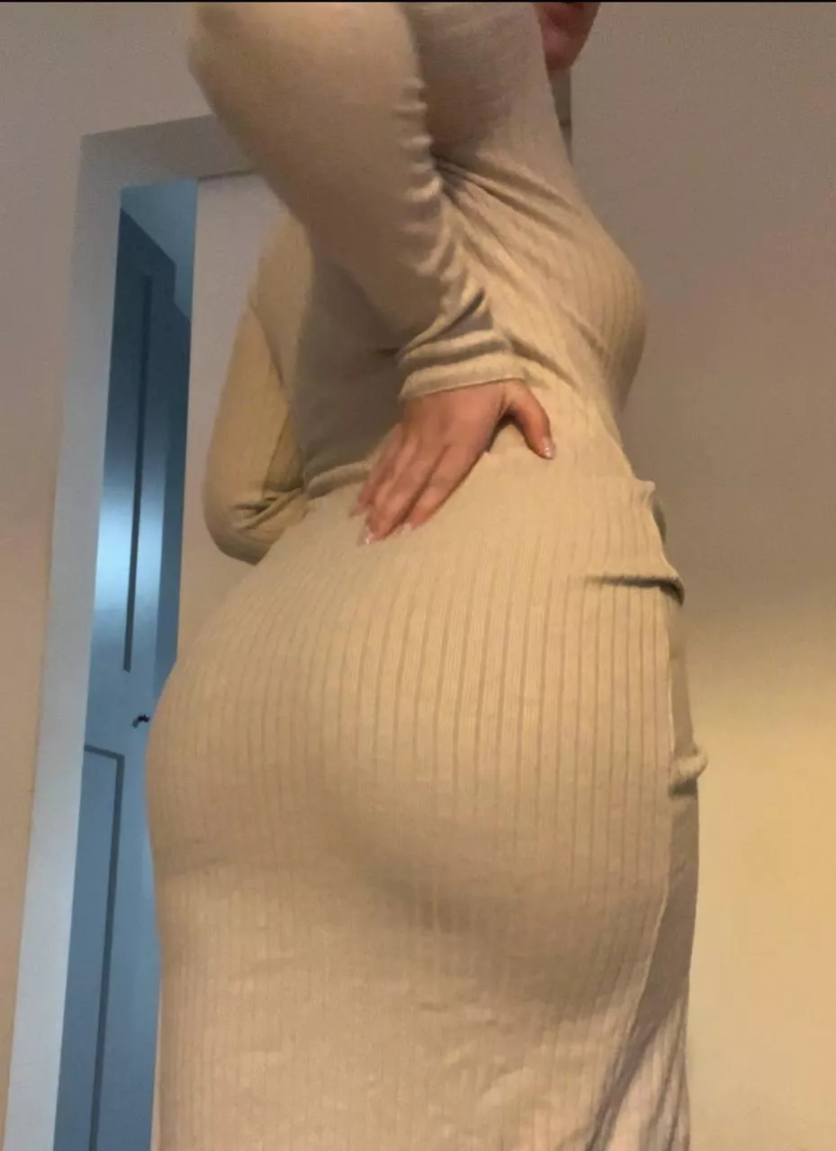 Do you like big butt in tight dress?