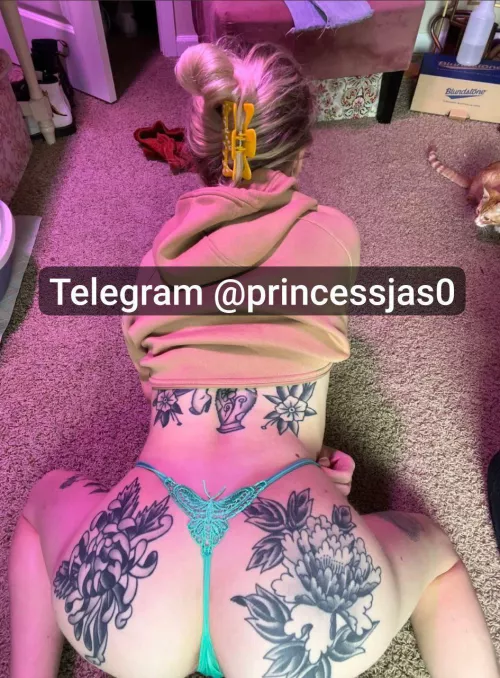 Enjoy boys damn what a booty 