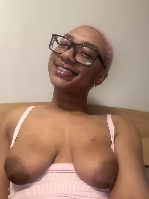 hii do you like my pink hair and shirt? 