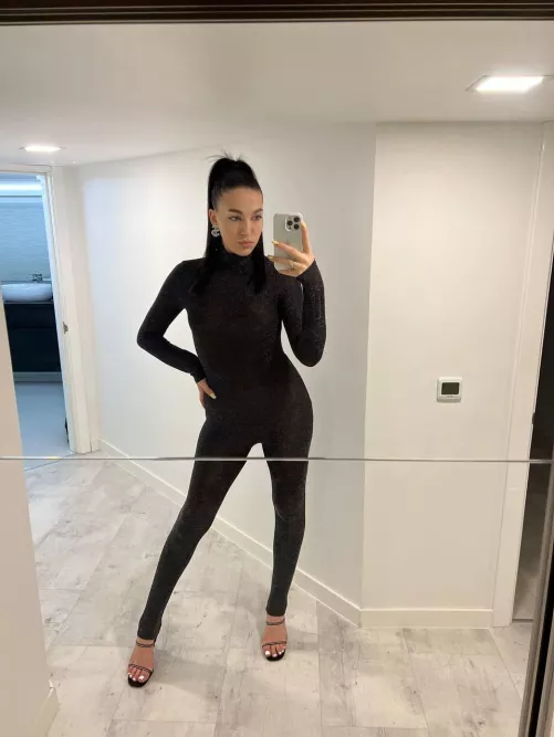 how would you react if you bumped into me on the street, wearing that outfit?