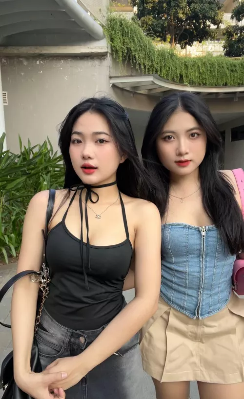 Left or right? Only chose one to cum on