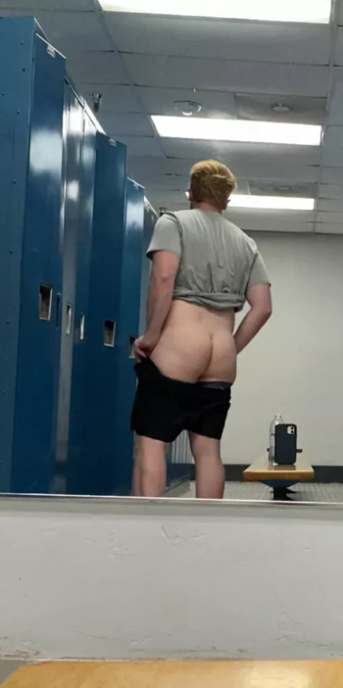 Quick locker room ass pic