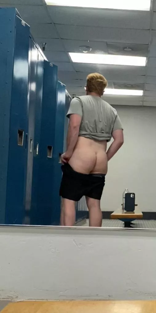 Quick locker room ass pic