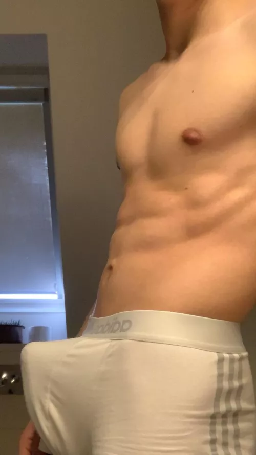 18 with abs and hung. Looking for guys with abs who show face. Hmu @justin_p001