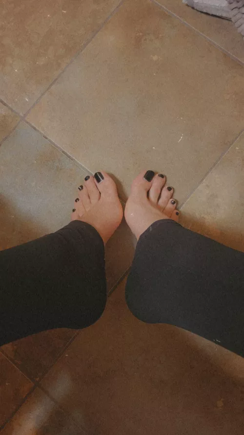 Black looks good on me! What else looks good with black toes? ☺️