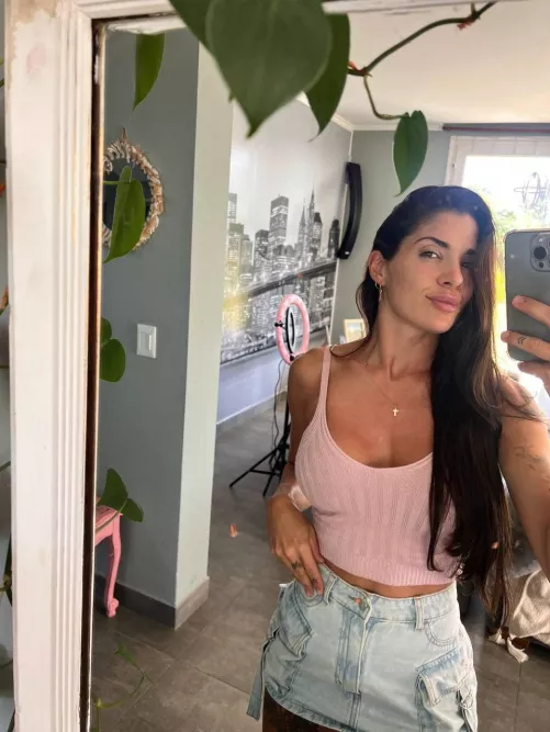 do i look cute in my top?