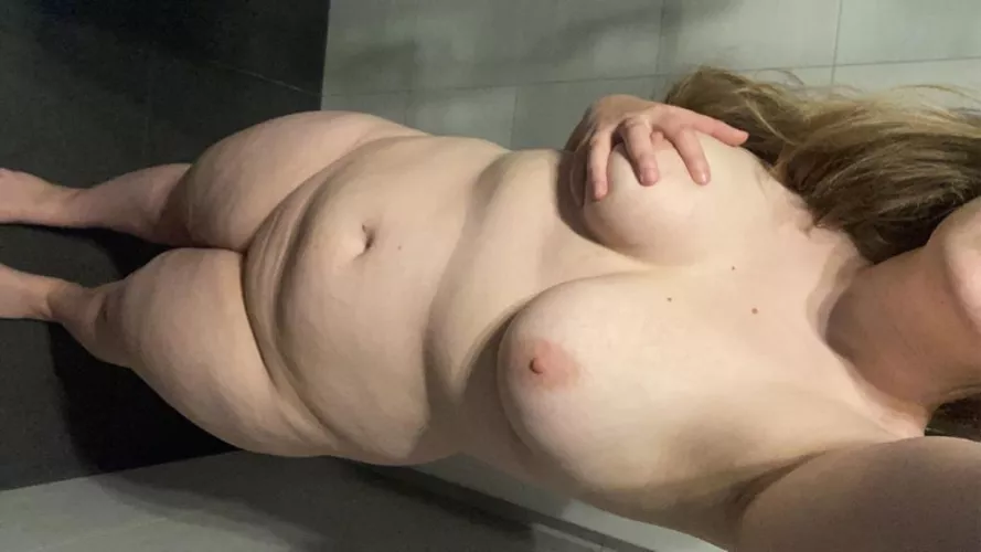 (F)23 am I too fat ?