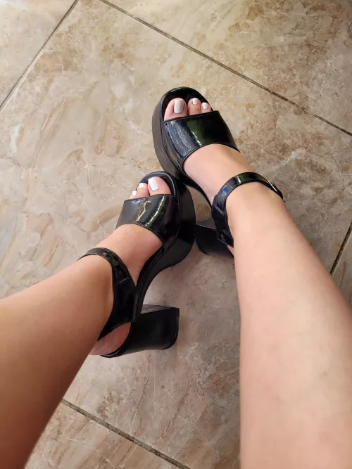 feet with heels never fails 