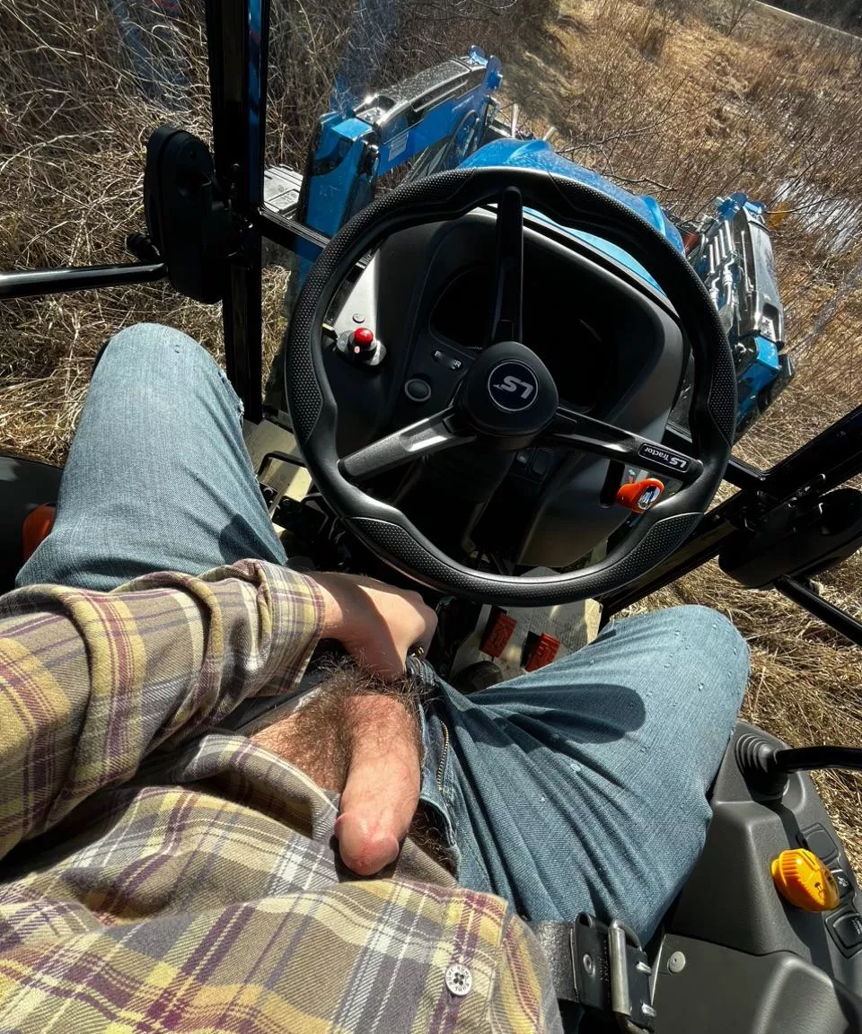 Fun in the tractor today ☀️