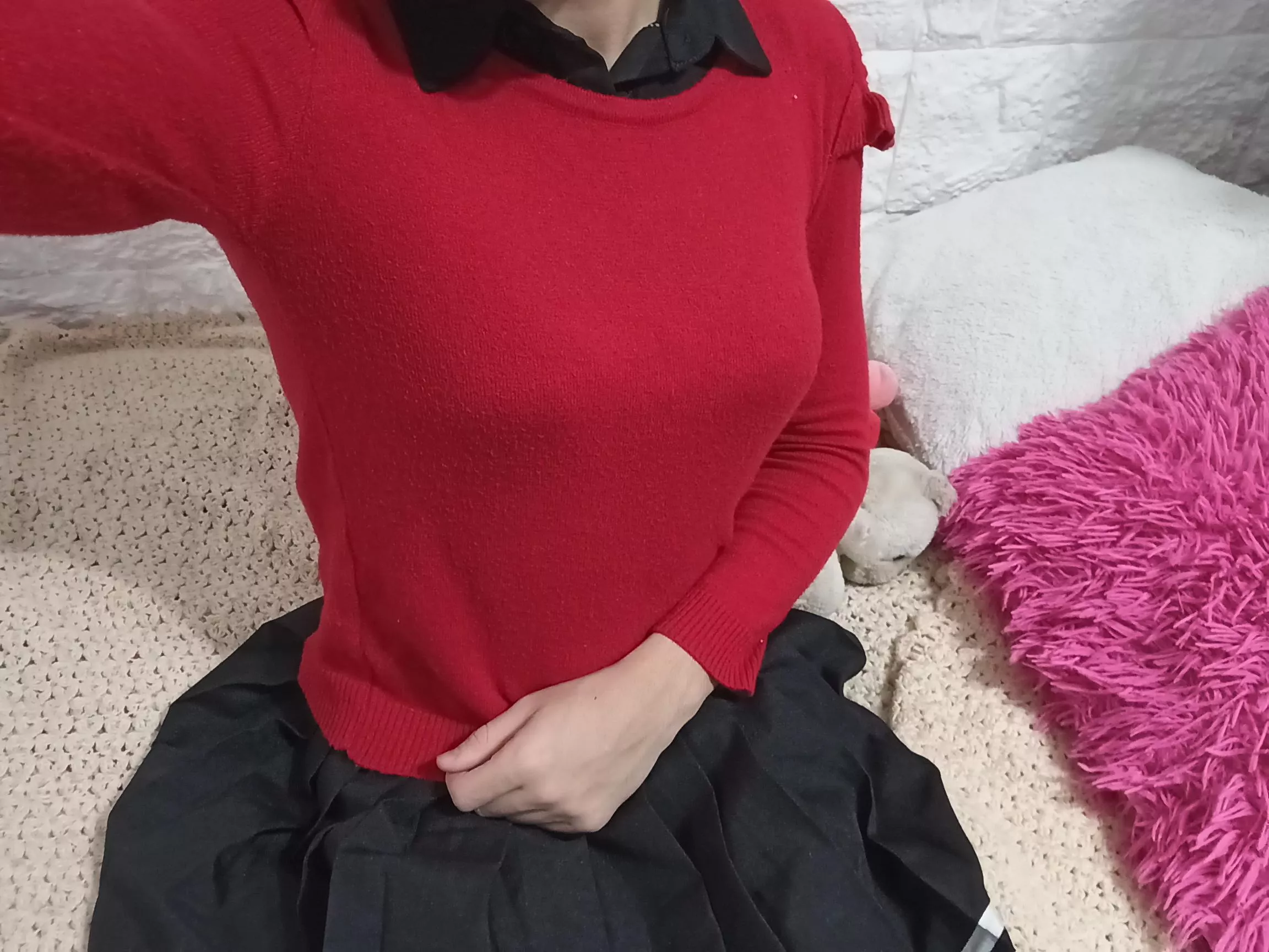 Hii, lets hang out cutie ^w^ ( should i post showing my face?)