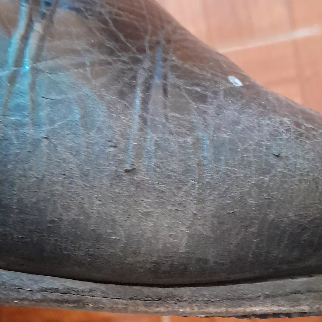 How to protect boots from concrete scratches?