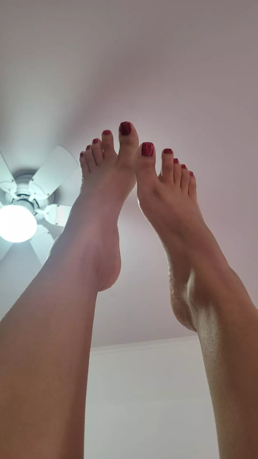 I like red nails, they look sexier with the semen on my feet