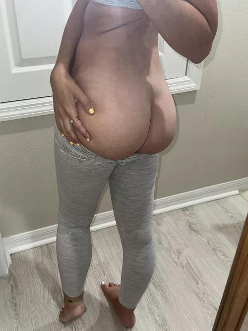 I need help pulling these lulus up over my 🍑