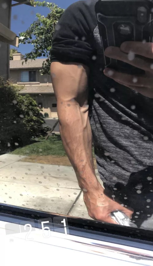 Ignore the dirty mirror, I wanna do dirty things to a cutie using my ripped arms ;)