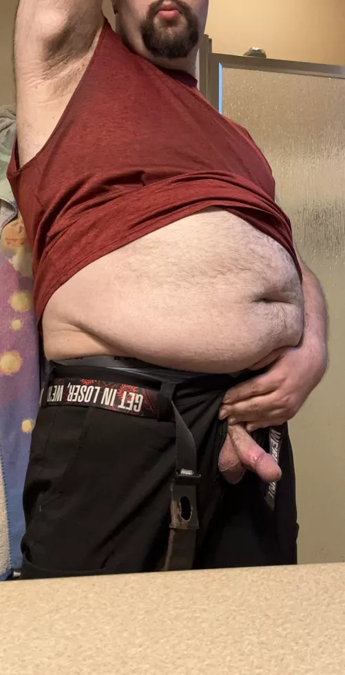 Just finished work and I’m all sweaty. Wanna hit the shower with me🤤