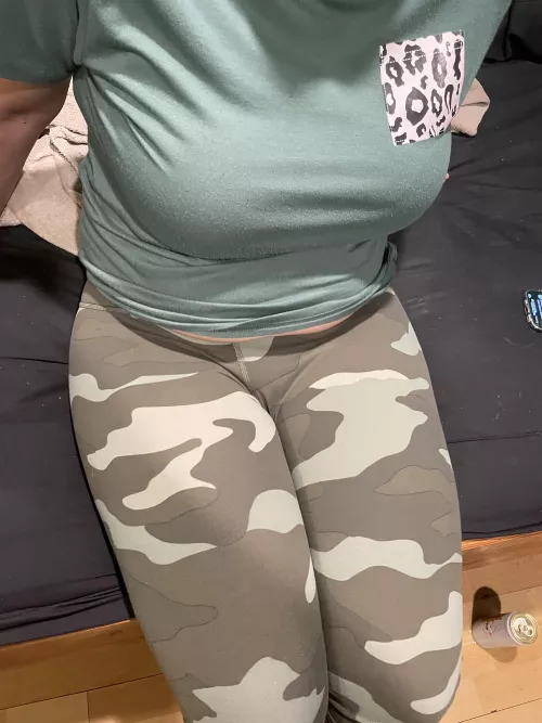 Love her bubble butt under her thick thighs