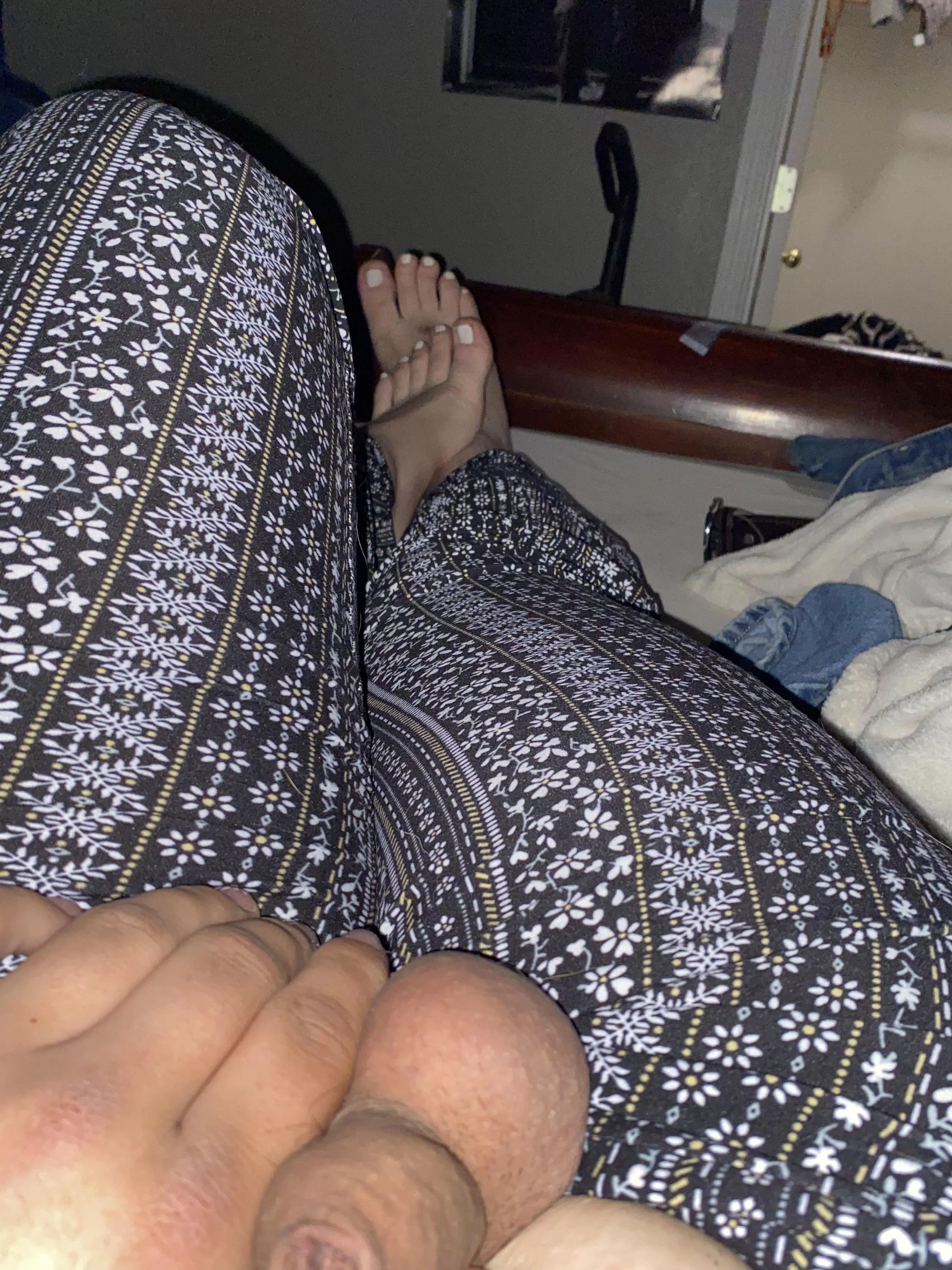 My toes are begging for someone to worship them 😖