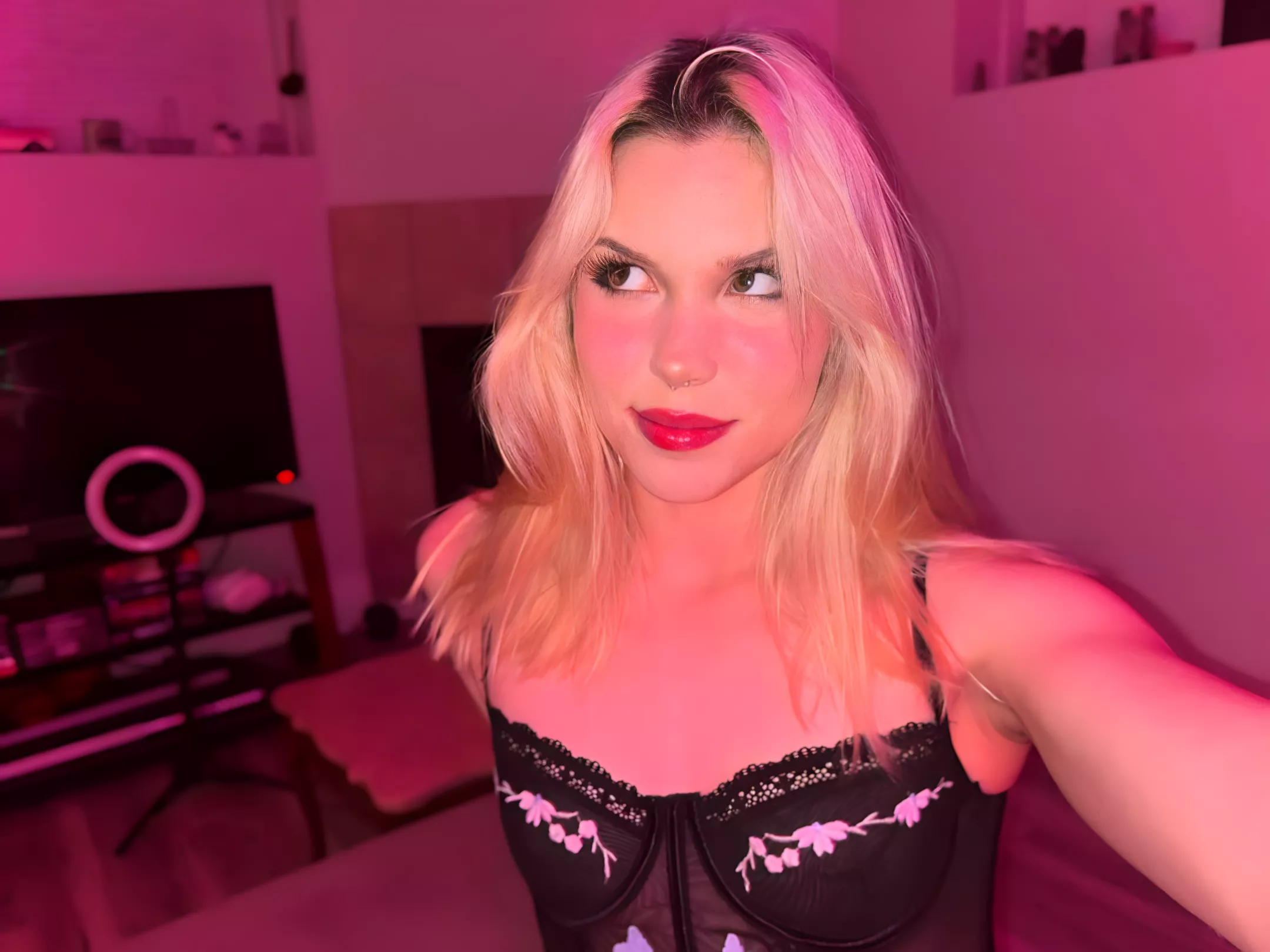 pic is old but i still love that croptop and i miss my blonde hair