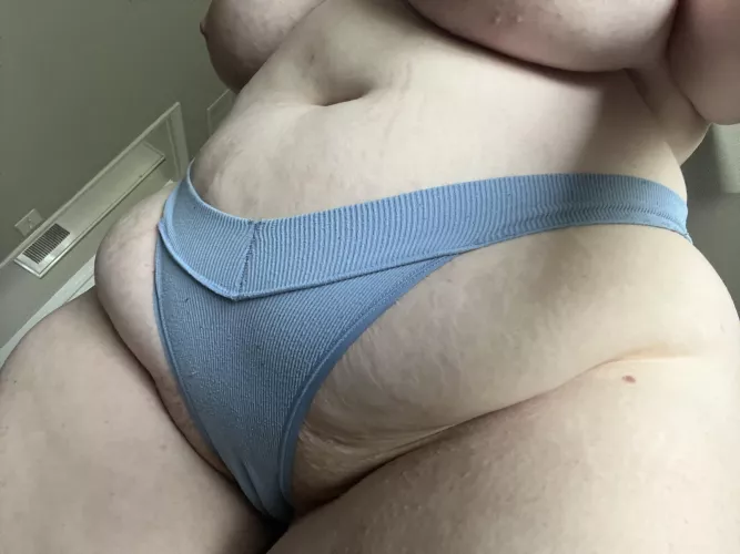 Really leaning into how pretty my curves look from below, almost like you’re on your knees for me😚😚