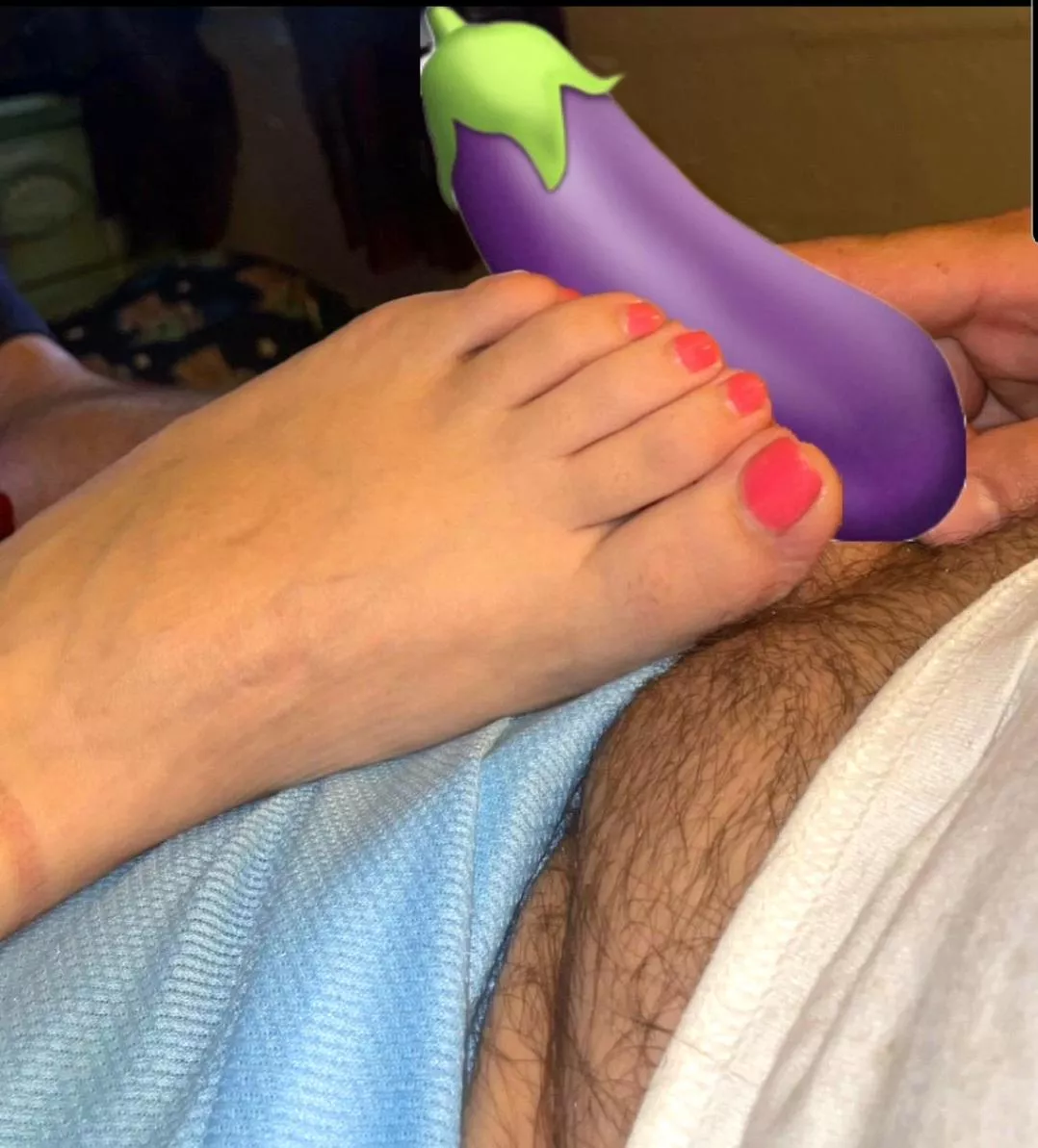 Wanna see me jerk it with my pink toes