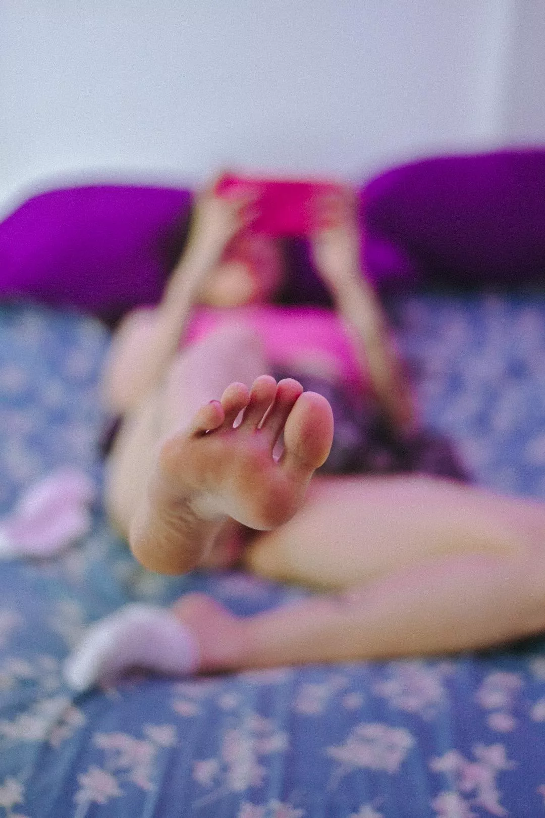 While I'm on my phone I want you to suck my soles. I love that