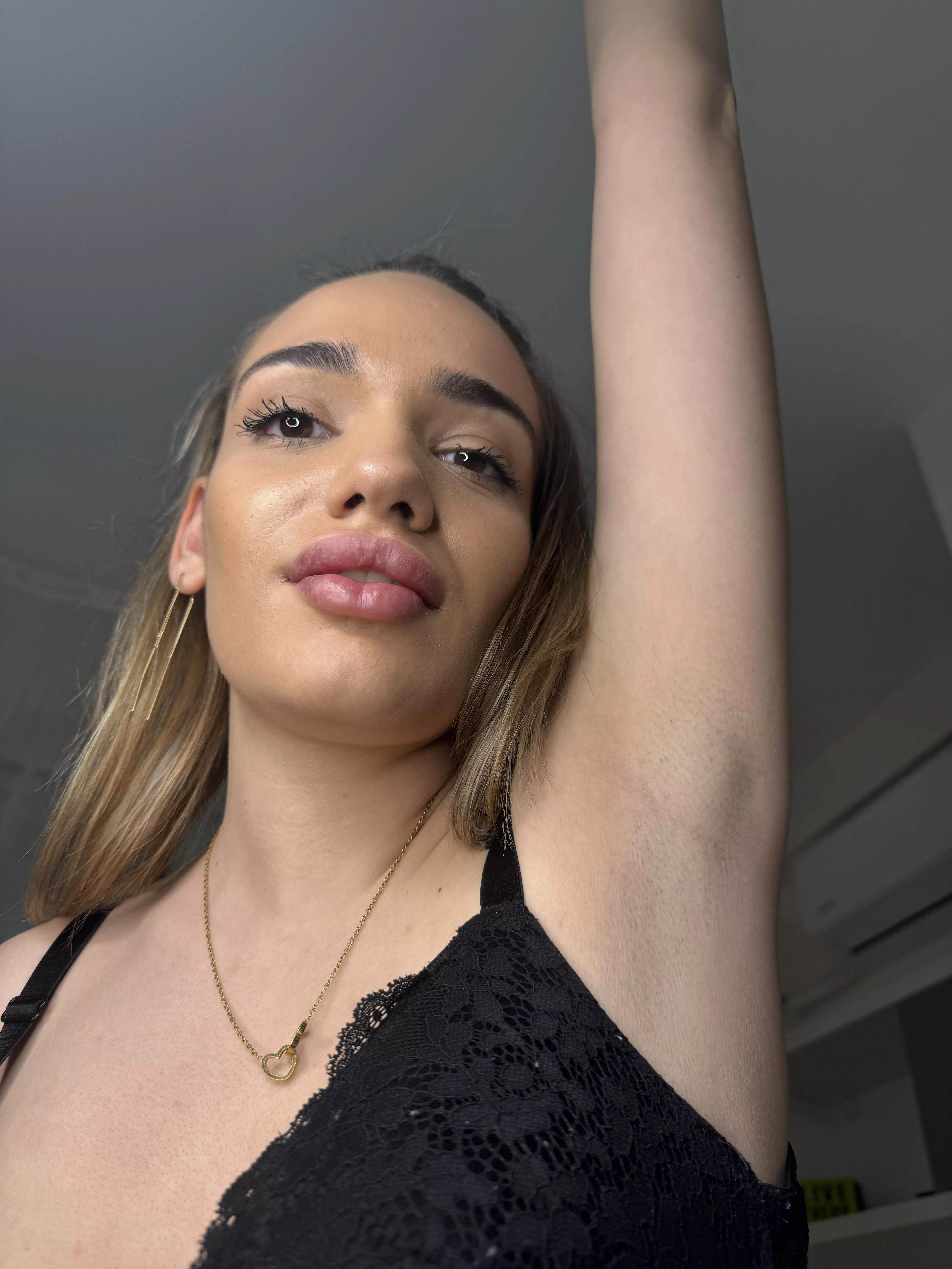 Would you date a girl who makes you worship and suck on her armpits all day long.
